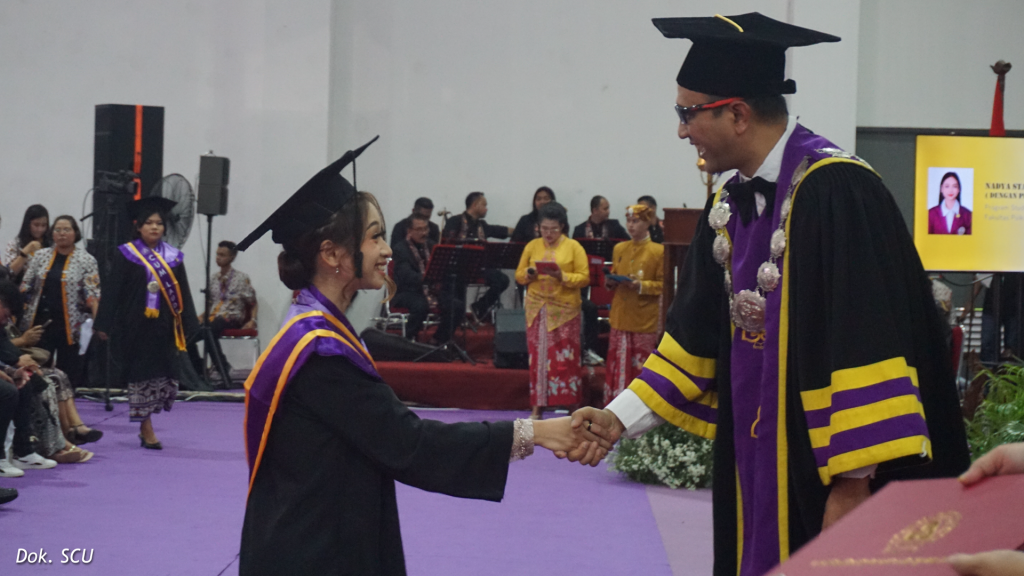 Wisuda Periode II 2024, Rektor SCU Minta Wisudawan Kembangkan Hal Ini