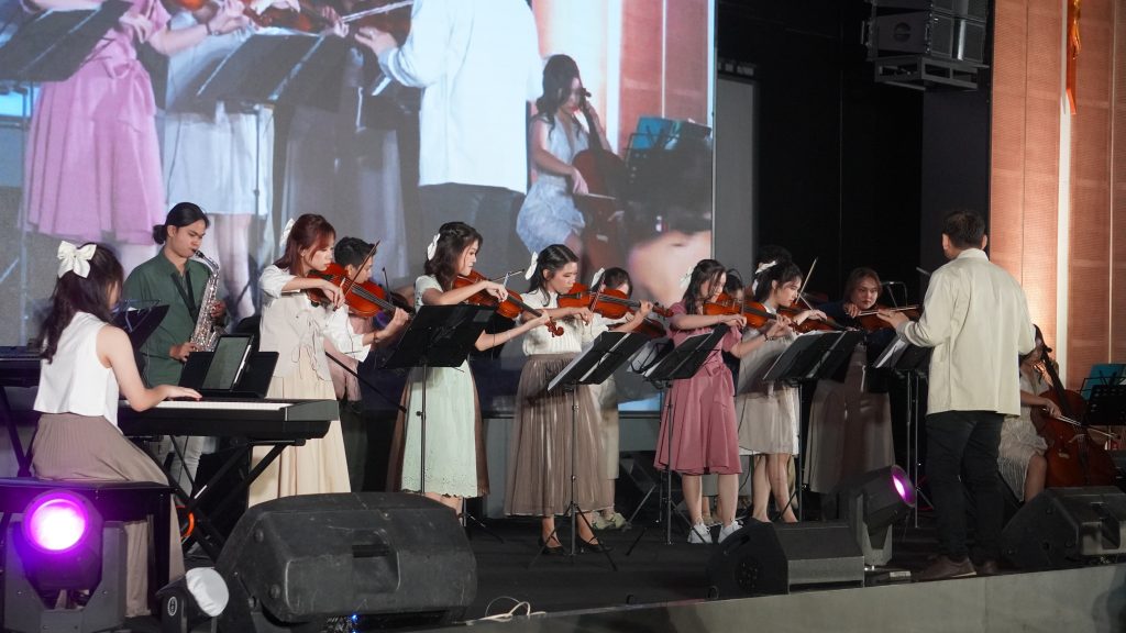 Pertunjukkan Orkestra Mahasiswa SCU Bersama Musisi Muda Kota Semarang