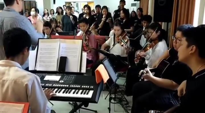 Soegijapranata Orchestra Berkolaborasi dengan SMA Kolese Loyola di Kapel St. Antonius Shekinah