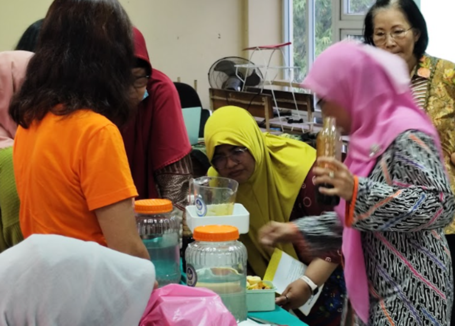 FTP SCU Bersama STIFAR Yayasan Pharmasi Kenalkan Fermentasi Enzim Buah, Dorong Pemberdayaan Ekonomi di Kelurahan Karang Tempel