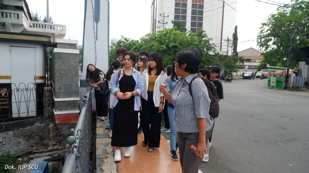 Jelajahi Tradisi Keberagaman, Mahasiswa IUP SCU Diajak Berkeliling ke Kawasan Kota Lama Semarang