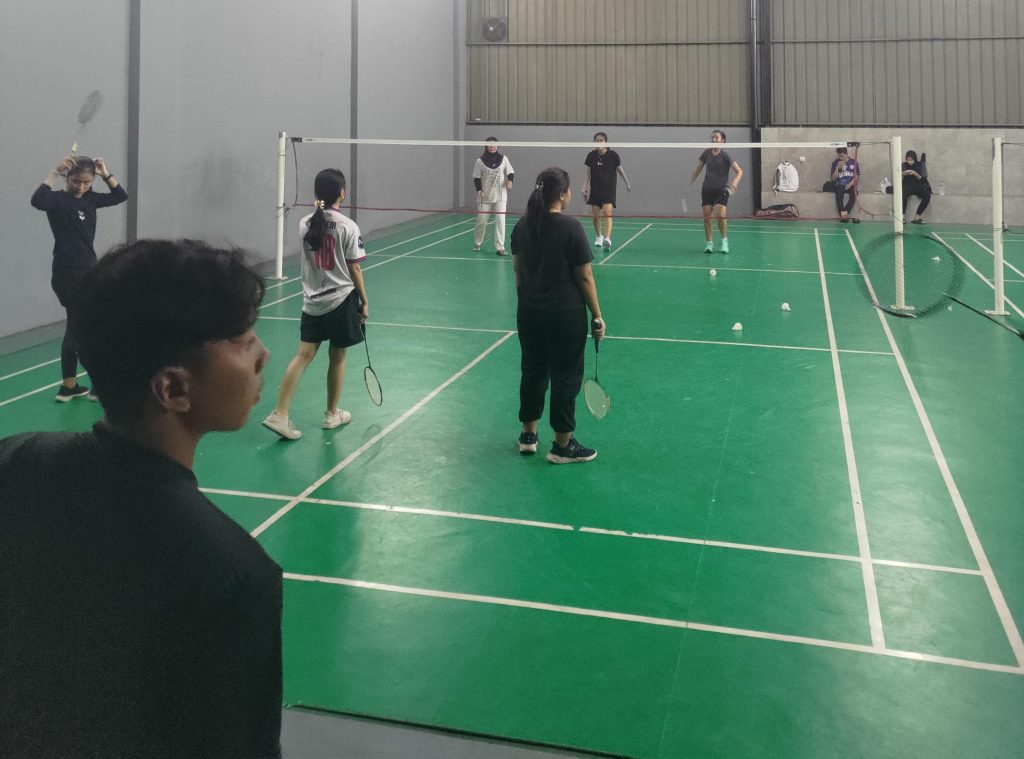 Latihan Rutin Badminton FHK SCU 2024 Tingkatkan Skill dan Sportivitas