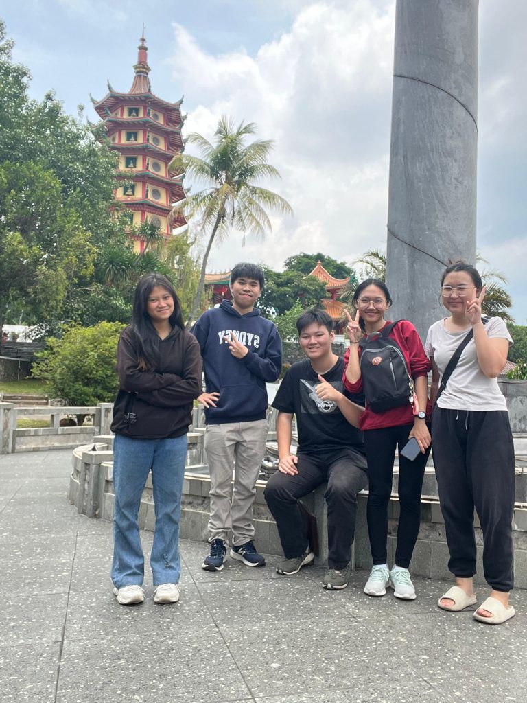 Mahasiswa Ilmu Komunikasi SCU Tingkatkan Kesadaran Wisata Religi Vihara Watugong